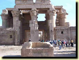 La double entre du temple , pour chacune des divinits.